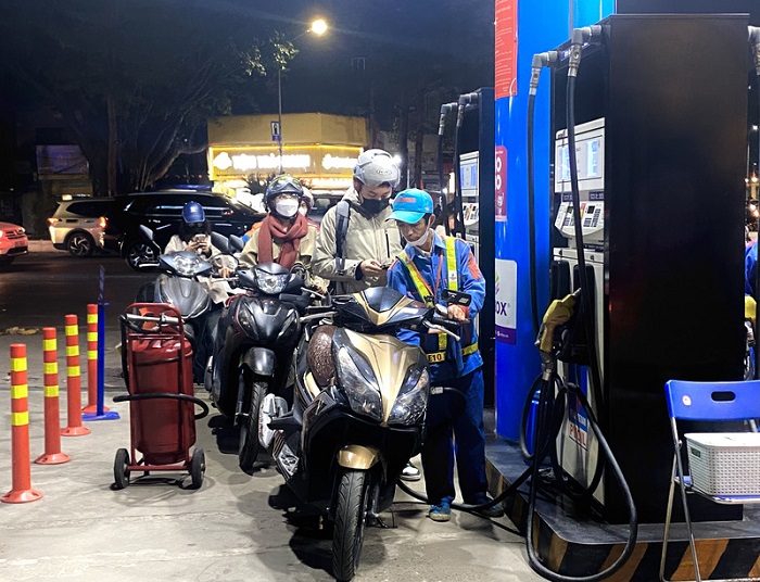 Giá xăng dầu hôm nay 12/2/2026: Tăng gần 2%